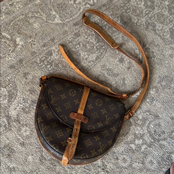 💯Louis Vuitton Brown Monogram Crossbody Bag with Saddle Shape - Picture 2 of 9